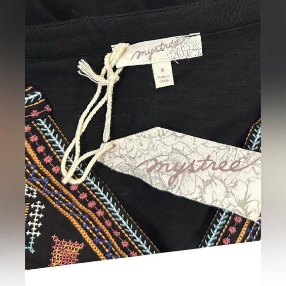 Mystree Festival Boho Embroidered Split-Neck Top NWT - Women’s Size M - Picture 3 of 3